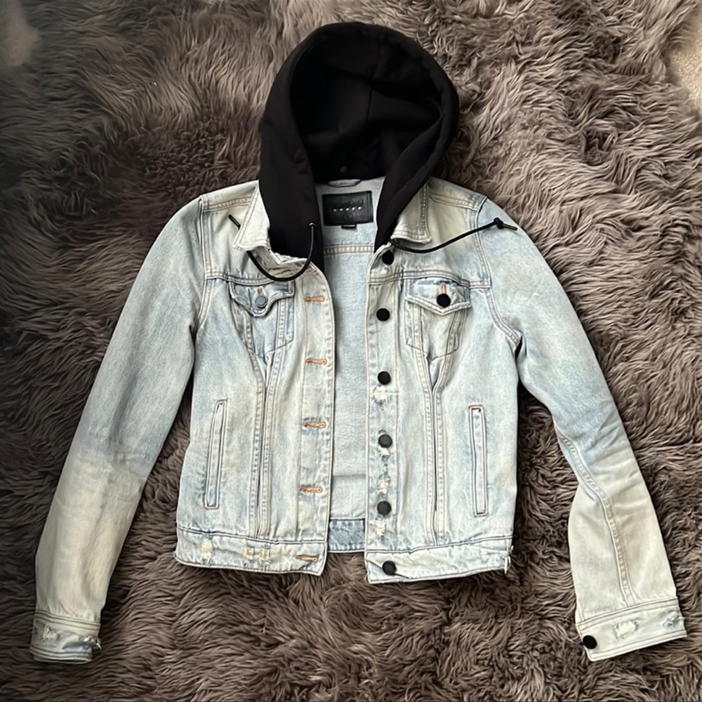 BLANKNYC JEAN JACKET SIZE SMALL. Super cute!
